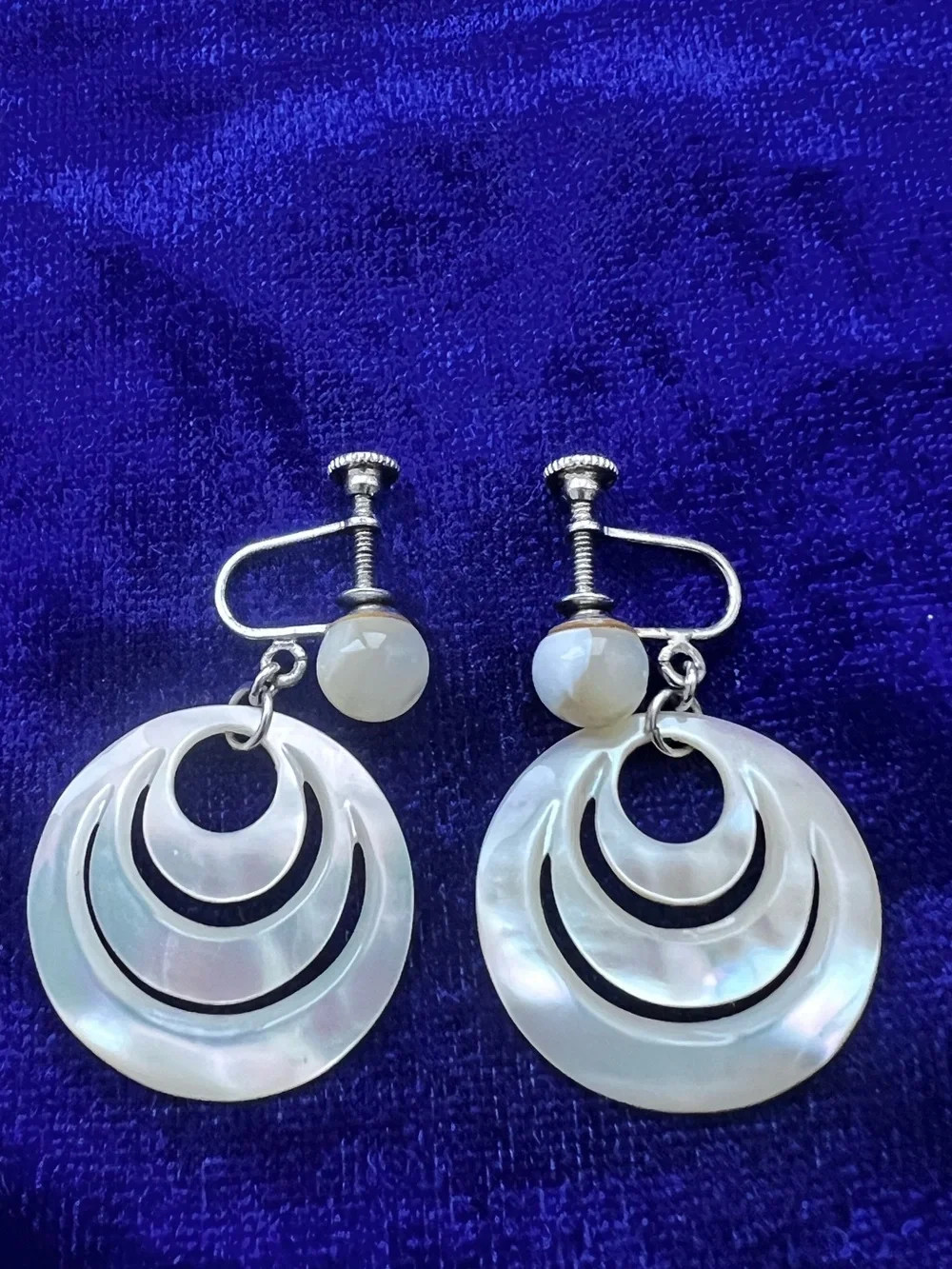 Mother of Pearl Circular Drop screwback  clip- White and silver.